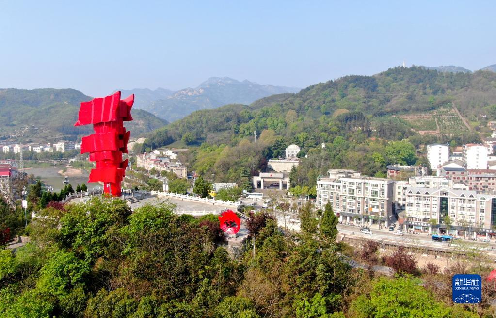  　　这是鄂豫皖苏区首府革命博物馆附近的英雄山上的“红旗飘飘”主题雕塑（4月9日摄，无人机照片）。新华社发